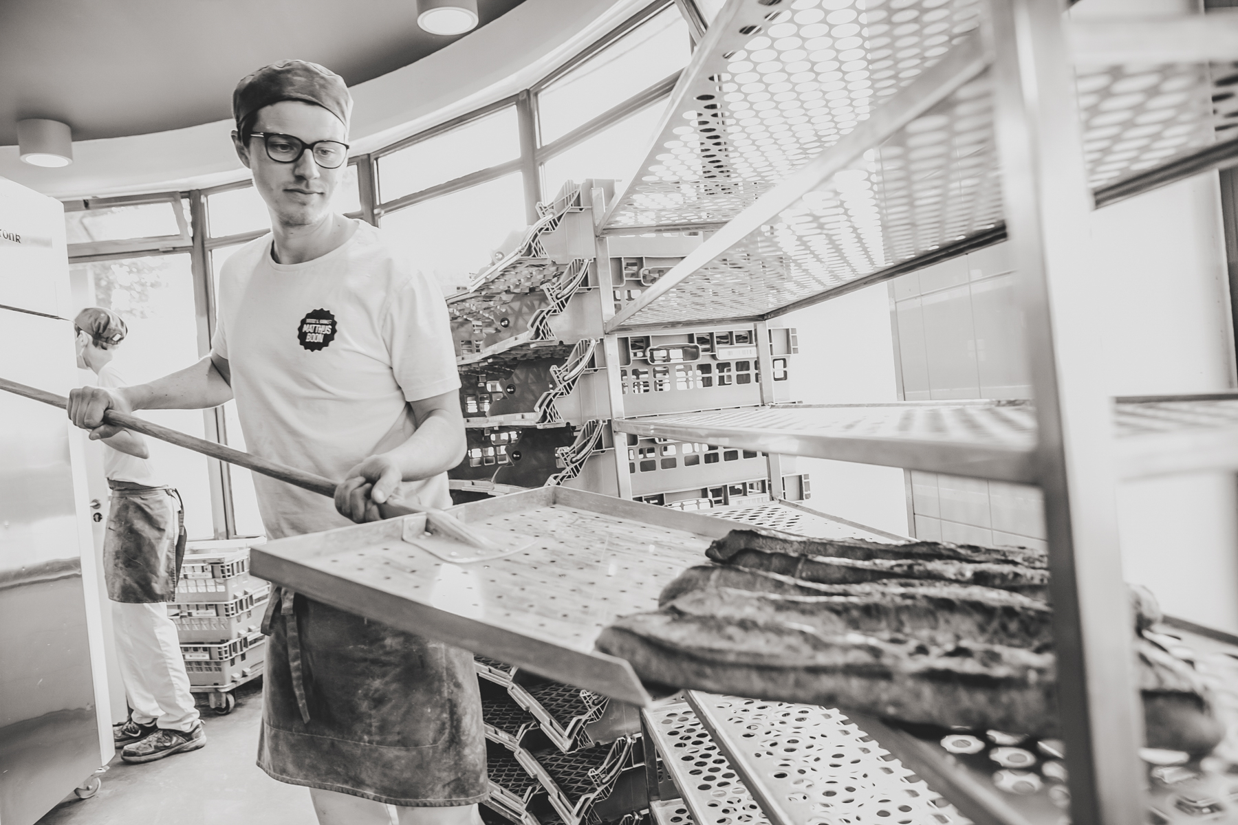 Bakker Matthijs Boon aan het werk in zijn bakkerij